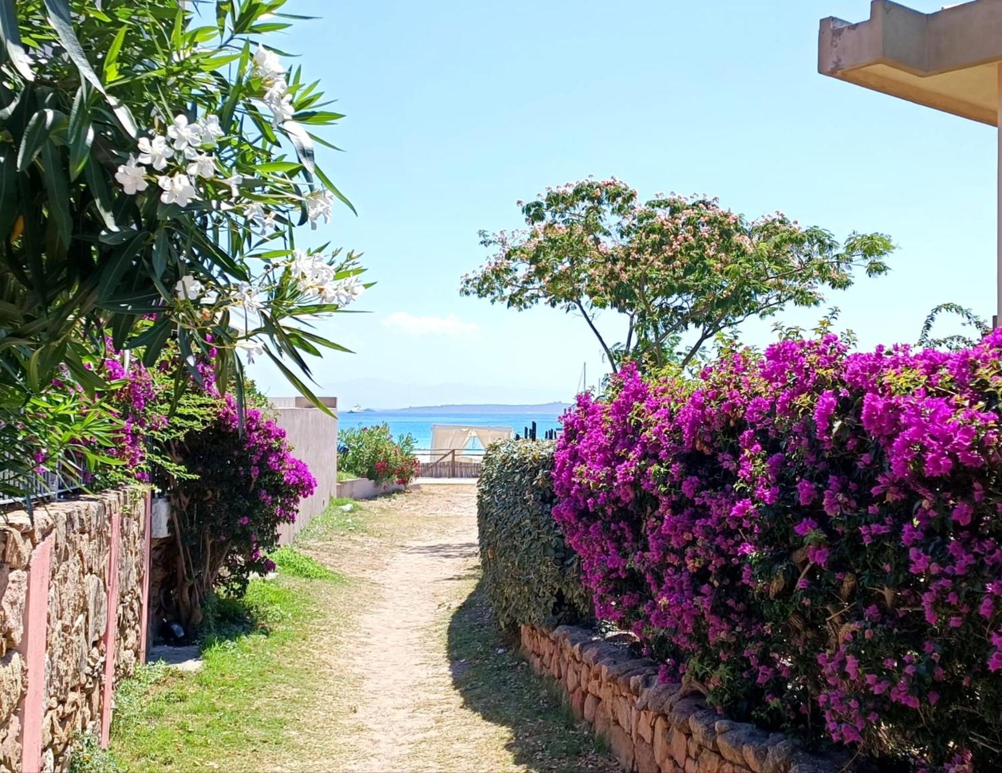 La Smeralda - Boutique Rooms And Breakfast Golfo Aranci Exterior photo